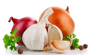 Treatment of parasites with onion and garlic. 